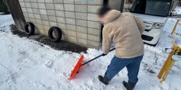 仕事始めは 杜の家 駐車場の雪かきを行いました！